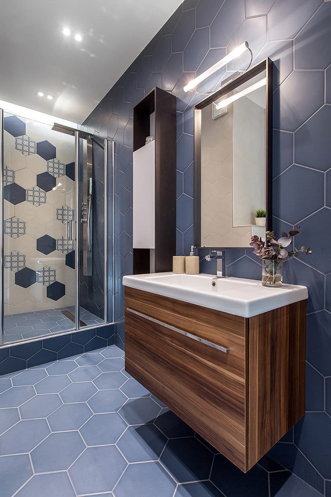 suelo con acabado de azulejos en el baño
