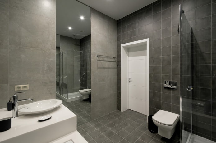 Azulejos bajo hormigón en el interior del baño