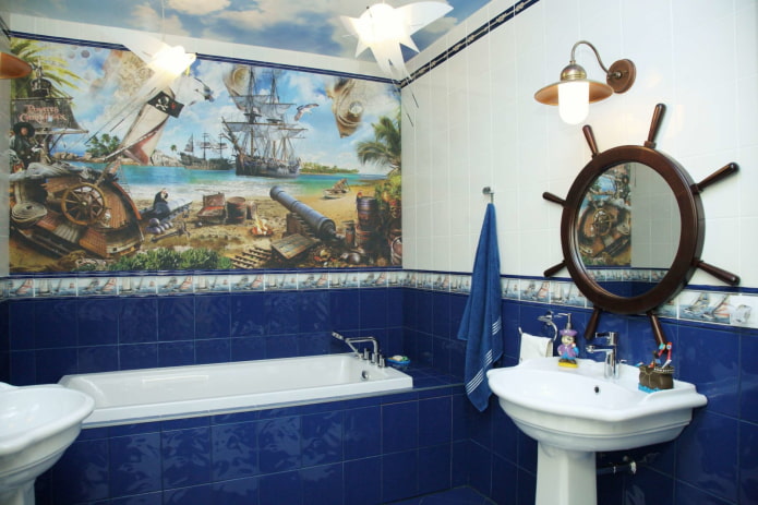 Azulejos en el interior del baño de estilo marinero