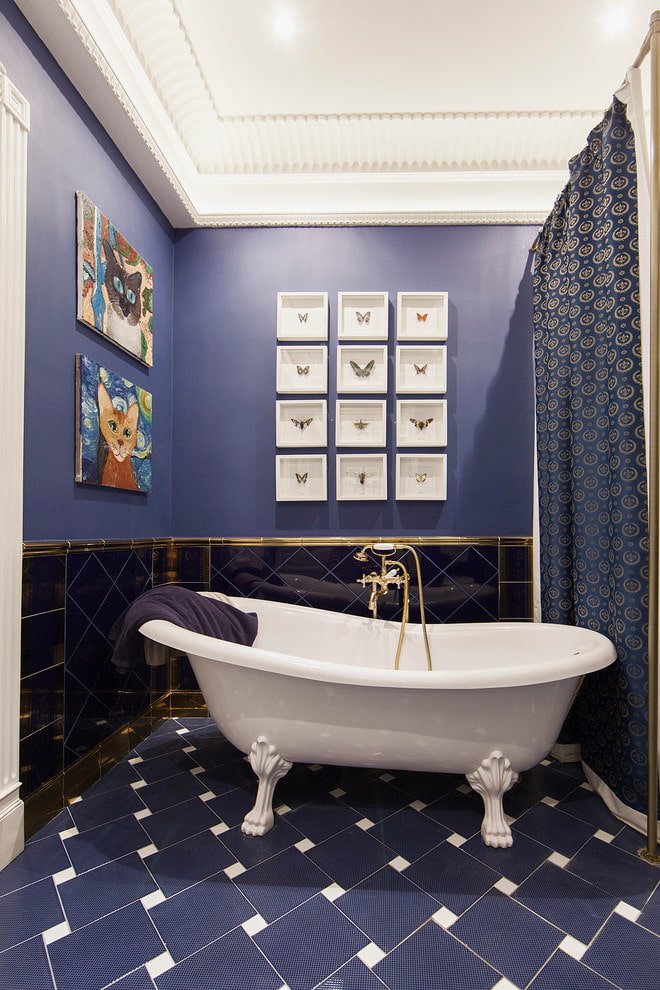 azulejos con decoración en el interior del baño