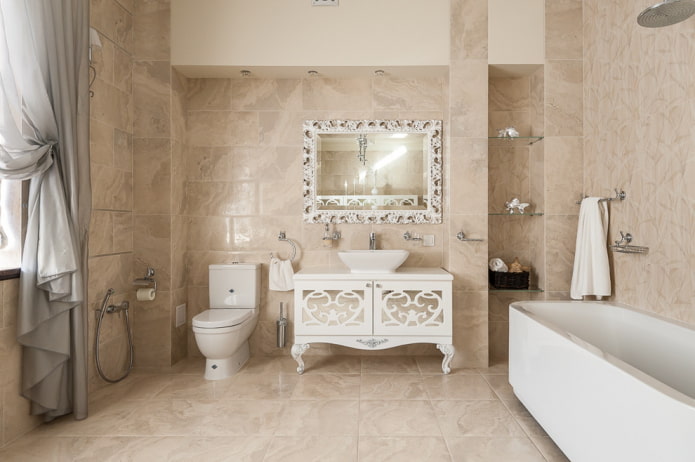 Azulejos en el interior del baño en un estilo clásico