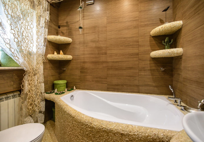 Azulejos marrones en el interior del baño
