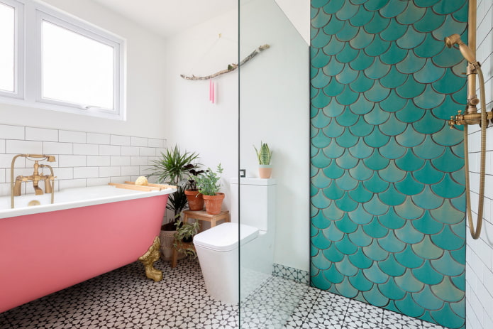 Azulejos turquesa en el interior del baño