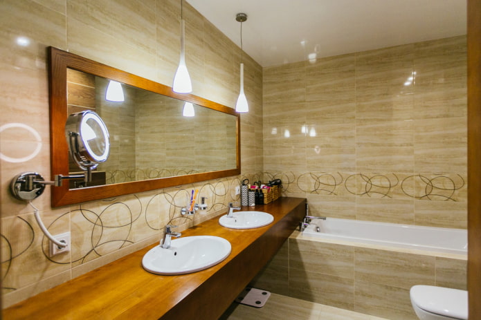 azulejos beige en el interior del baño