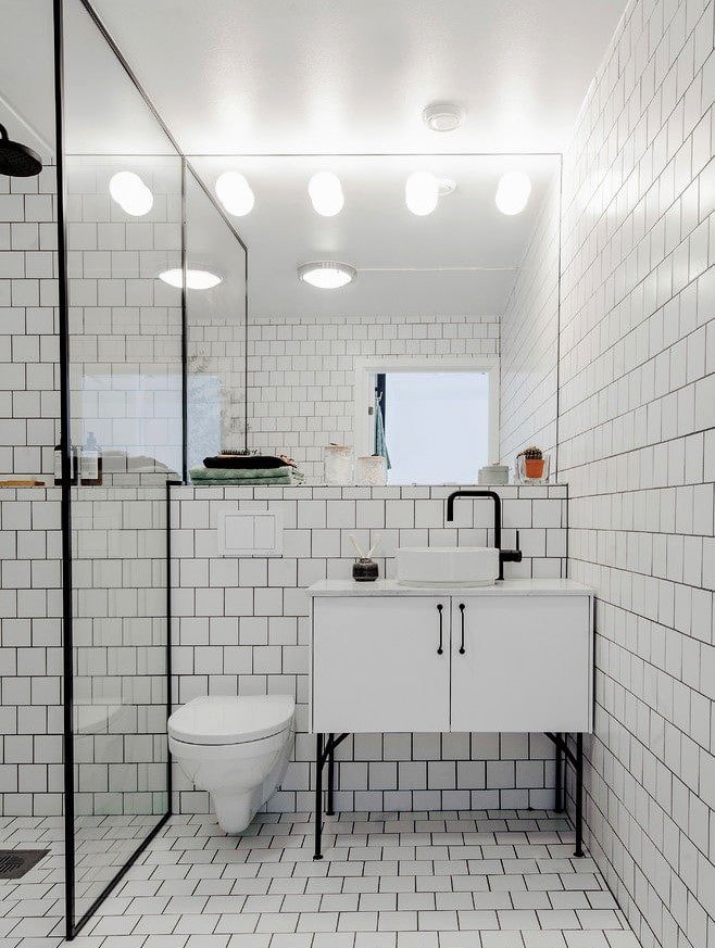 Azulejos blancos en el interior del baño