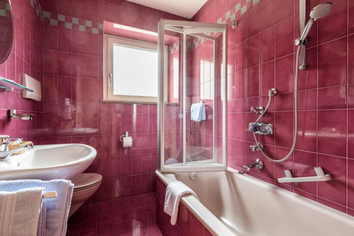 azulejos rosas en el interior del baño
