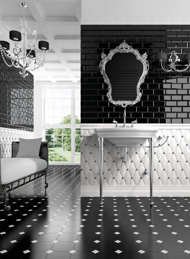 azulejos con decoración en el interior del baño