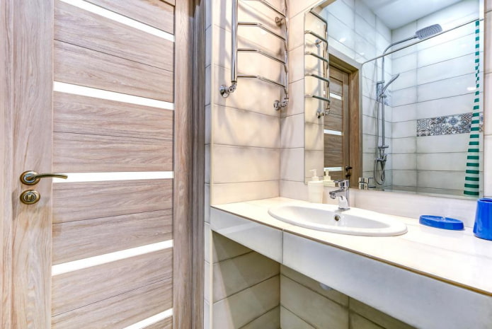 azulejos alrededor de la puerta en el interior del baño