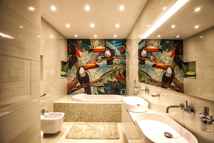 panel de azulejos en el interior del baño