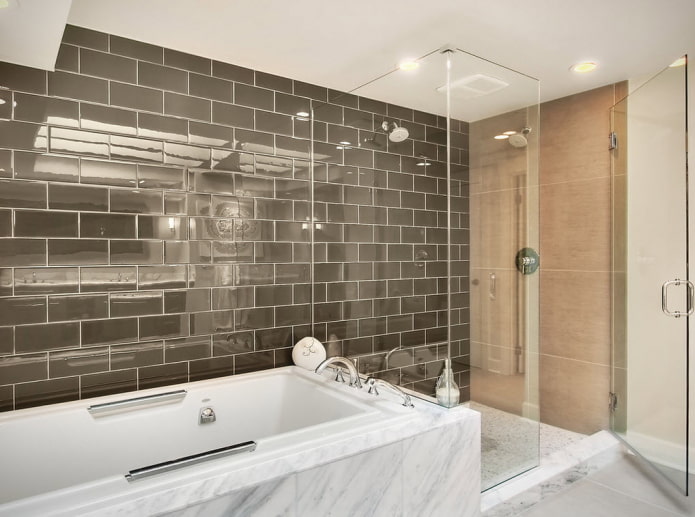 decoración de azulejos en el interior del baño
