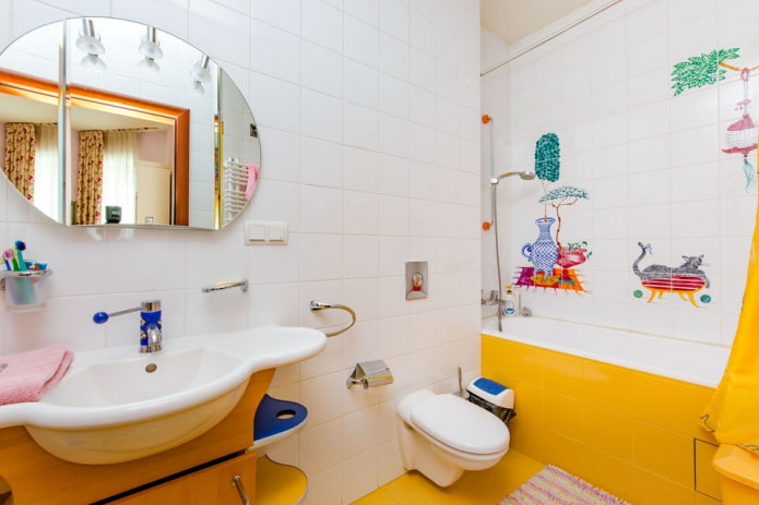 Decoración de azulejos en el interior del baño infantil