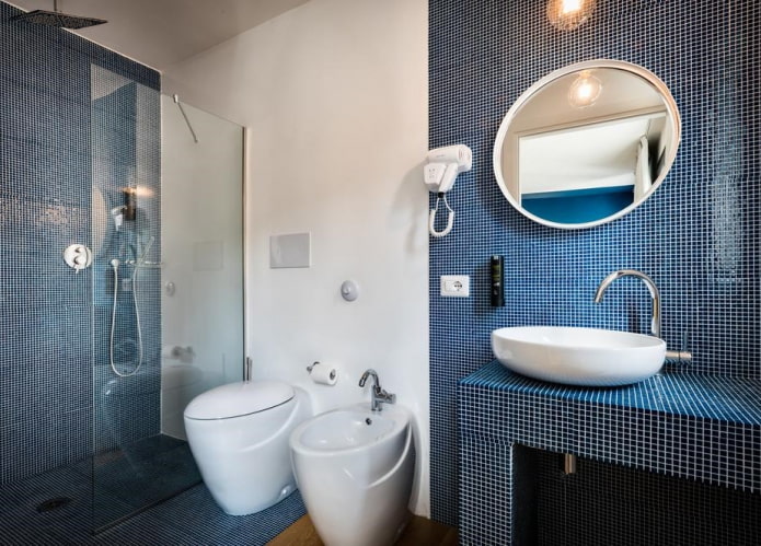 decoración de azulejos en el interior del baño