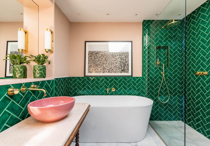 acabado combinado en el interior del baño