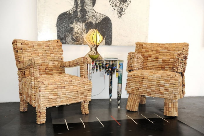 Acabado de sillones con corchos de vino