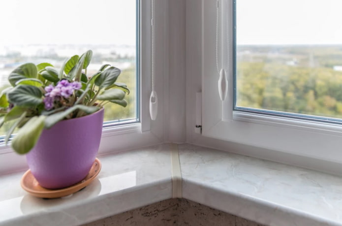 alféizar de ventana de plástico bajo mármol