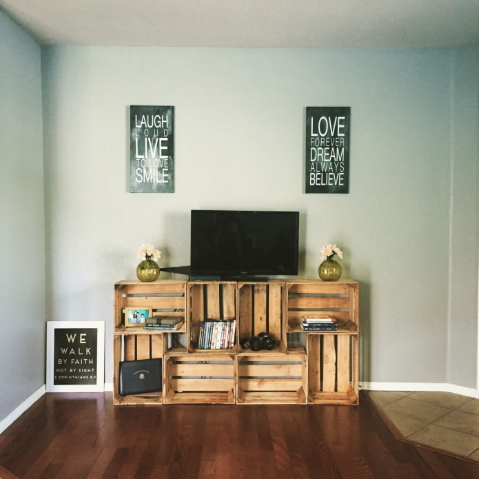 Soporte de TV hecho de cajones