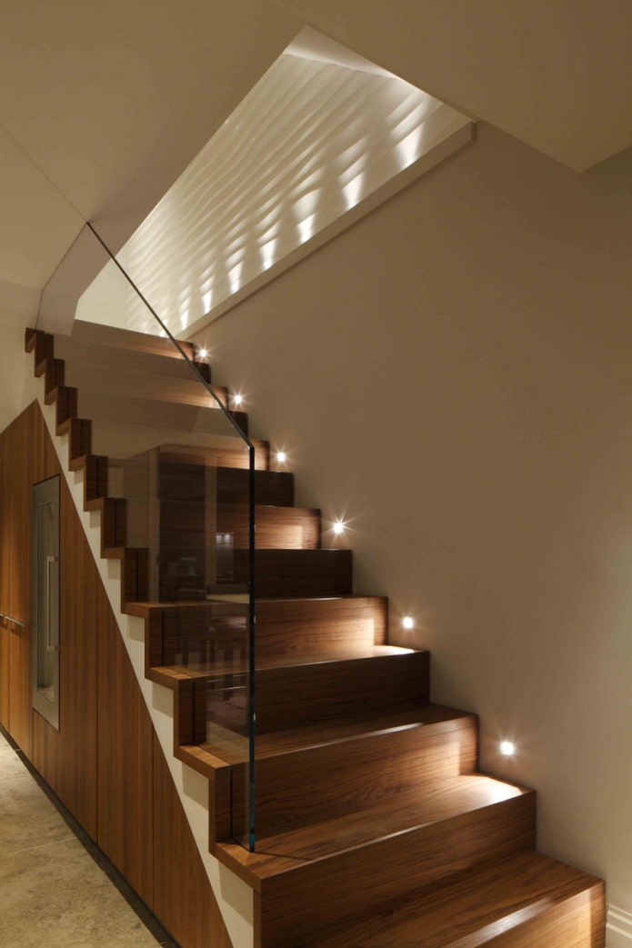 escaleras con iluminación puntual en la casa