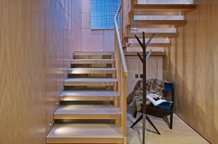 escaleras con iluminación puntual en la casa