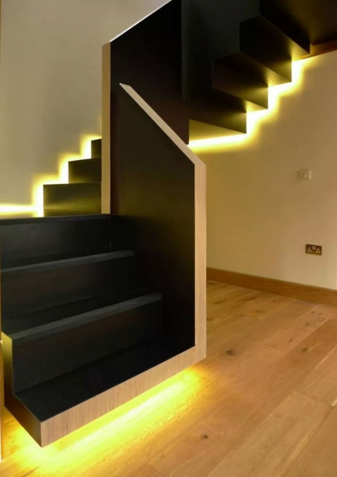escaleras con iluminación LED en la casa