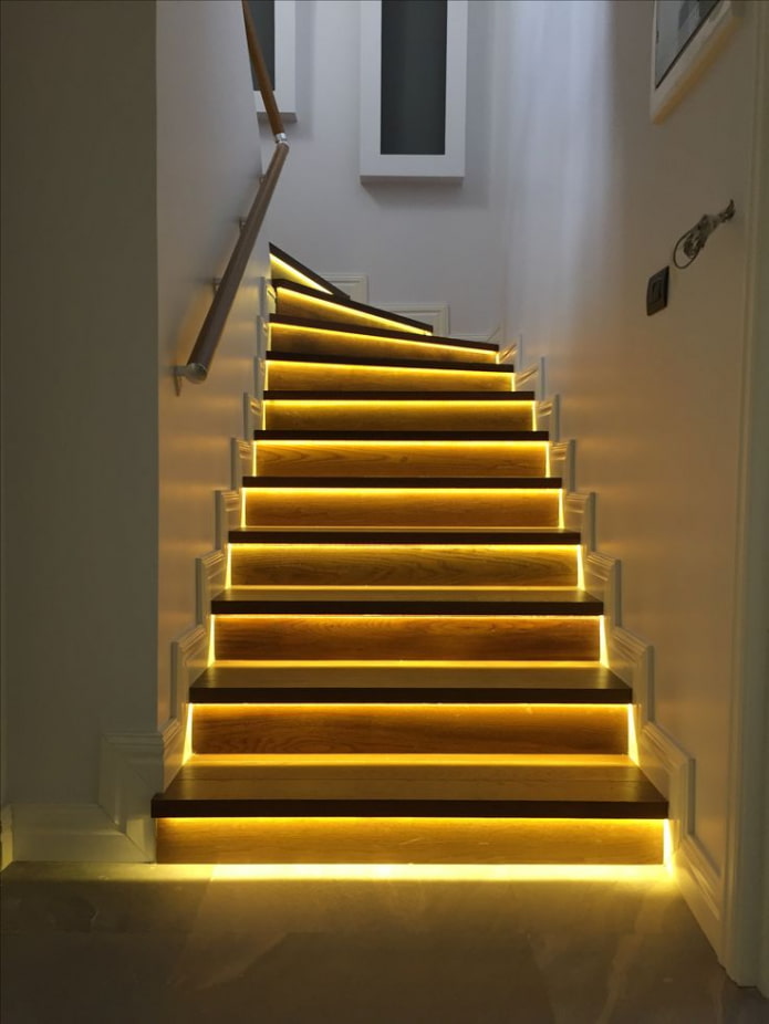 escaleras con escalones iluminados en la casa