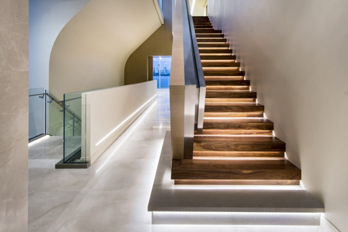escaleras con escalones iluminados en la casa