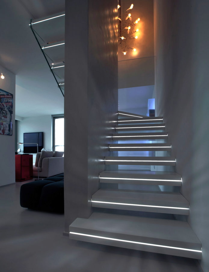 escaleras con escalones iluminados en la casa