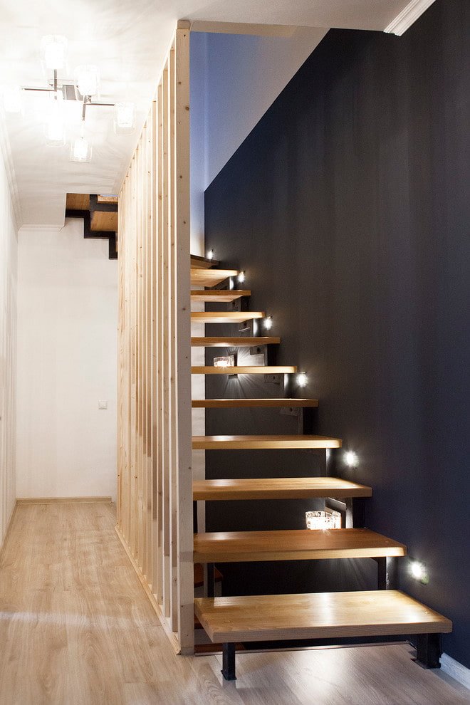escaleras con iluminación puntual en la casa