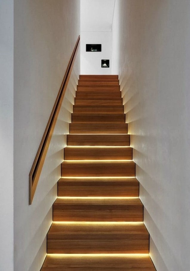 escaleras con iluminación LED en la casa
