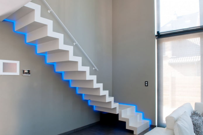 escaleras con iluminación LED en la casa