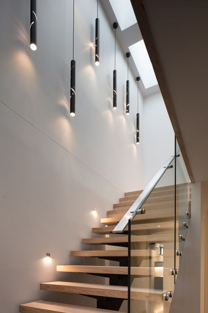 escaleras con iluminación combinada en la casa