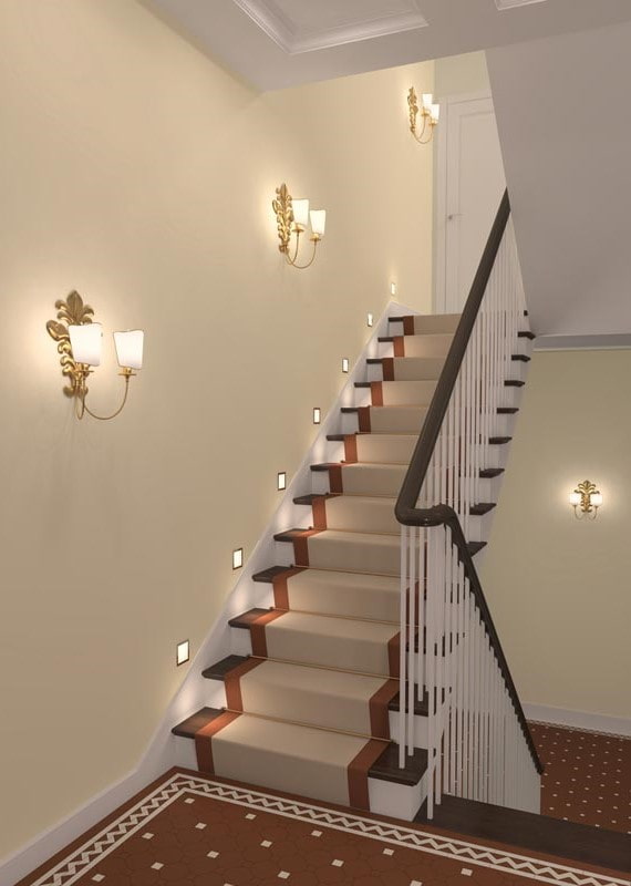 Escaleras con apliques de pared en el interior de la casa