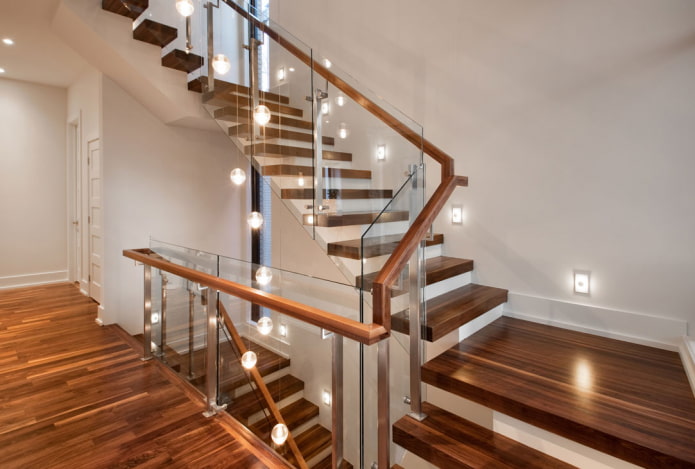escaleras con iluminación combinada en la casa