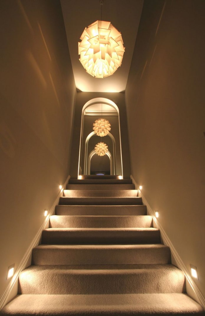 escaleras con iluminación combinada en la casa
