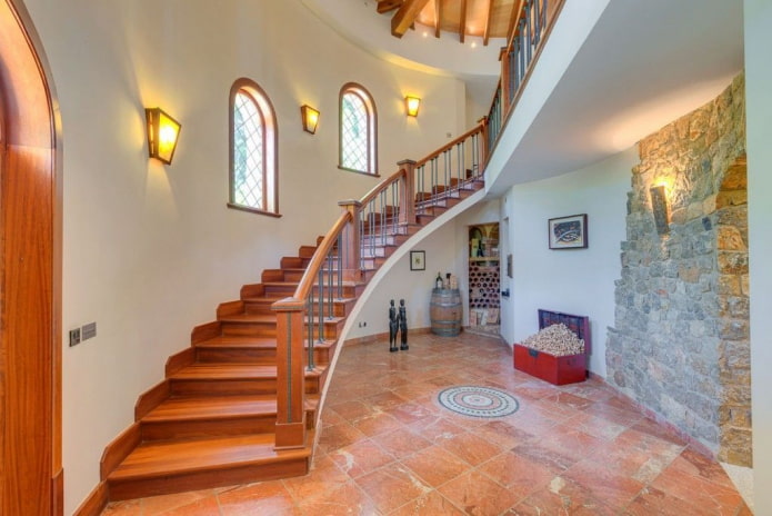 Escaleras con apliques de pared en el interior de la casa