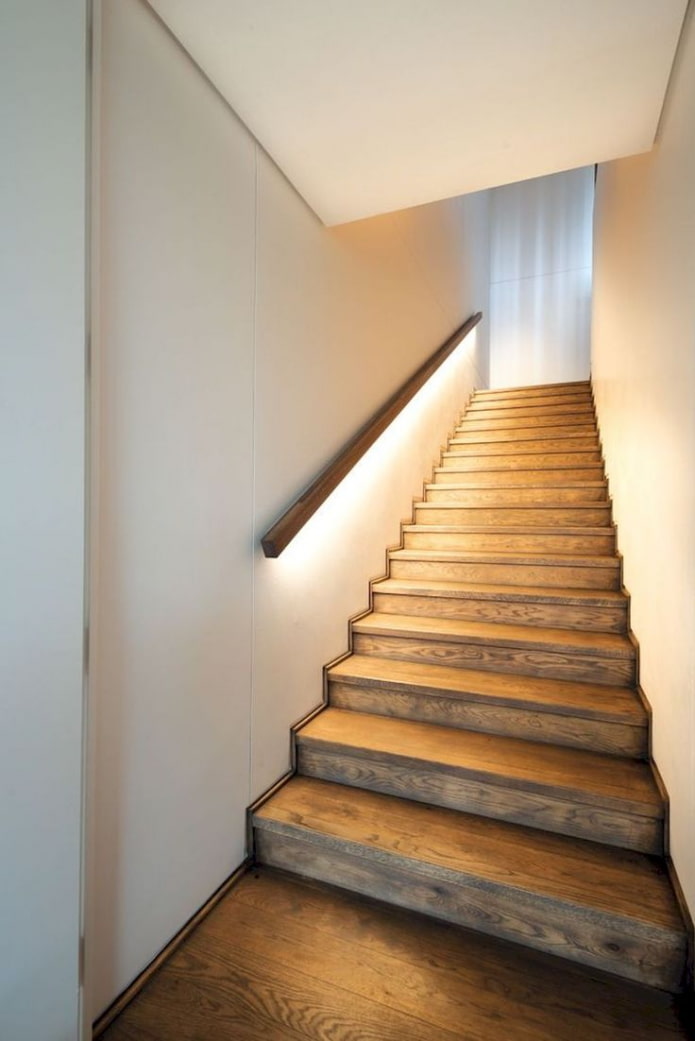escaleras con barandillas iluminadas en la casa