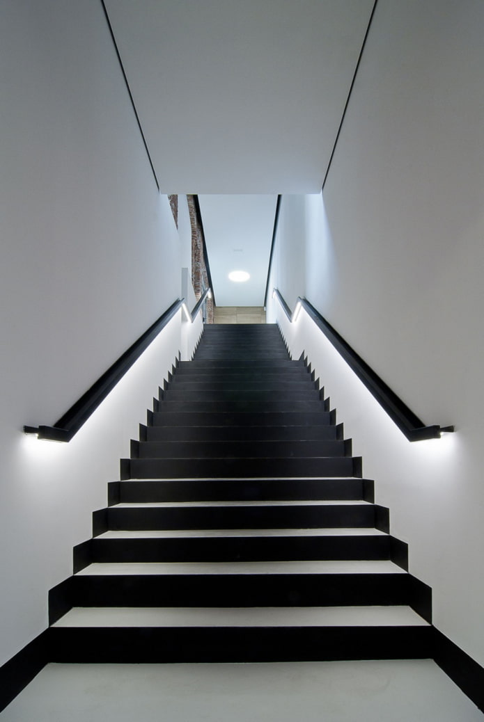 escaleras con barandillas iluminadas en la casa