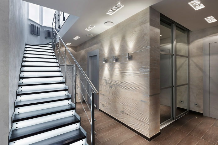 iluminación de un tramo de escaleras en una casa