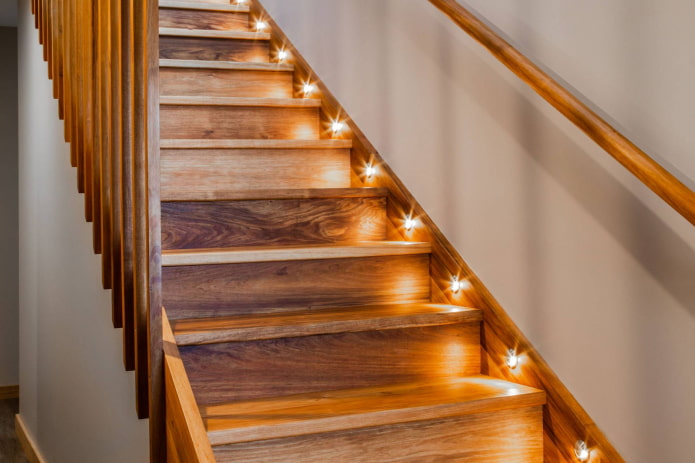 escalera de madera retroiluminada en el interior de la casa
