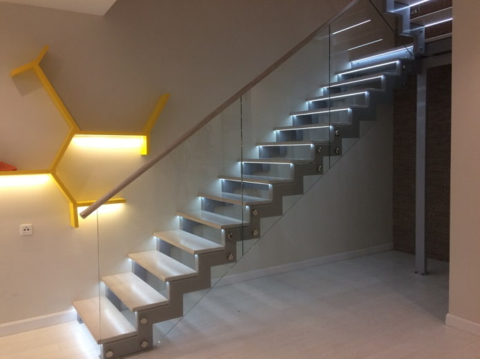 escalera metálica retroiluminada en el interior de la casa