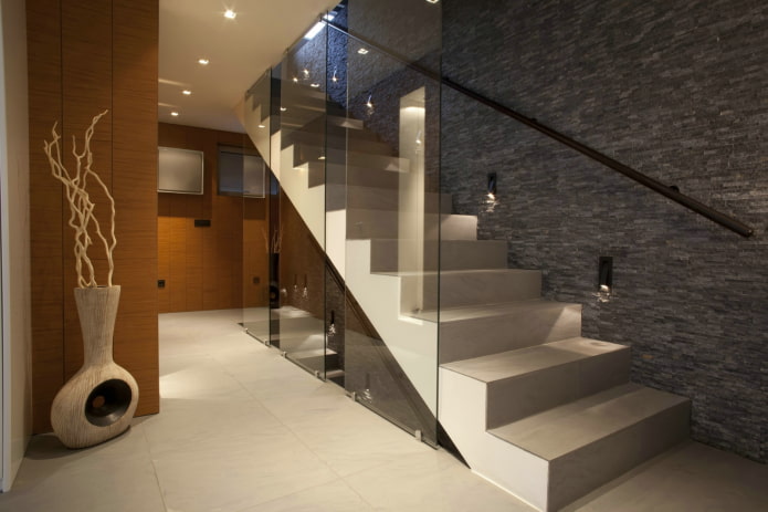 Escalera de hormigón con iluminación en el interior de la casa