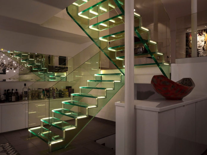 Escalera transparente con iluminación en el interior de la casa