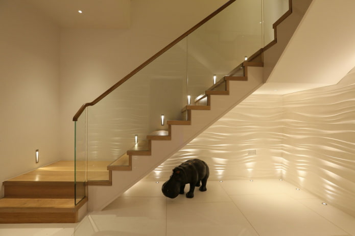 escaleras con iluminación automática en la casa