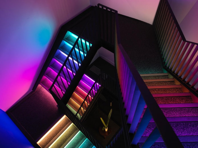 Diseño de escalera con iluminación