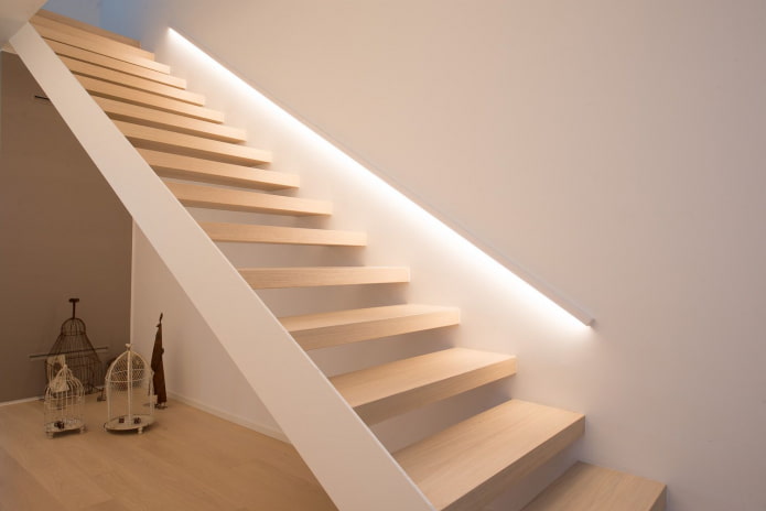 Escaleras con iluminación inalámbrica en casa