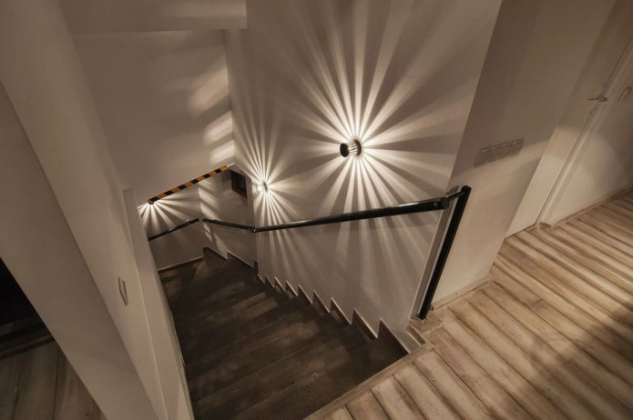 Escaleras con iluminación por cable en la casa
