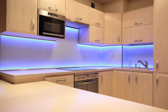 Iluminación azul en la cocina