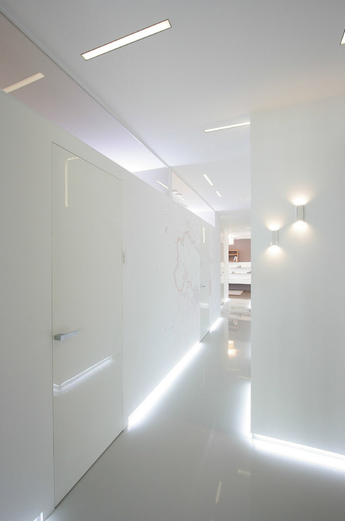 Iluminación de suelo en el interior del pasillo
