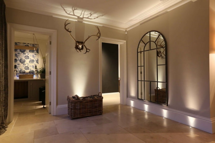 Iluminación de suelo en el interior del pasillo