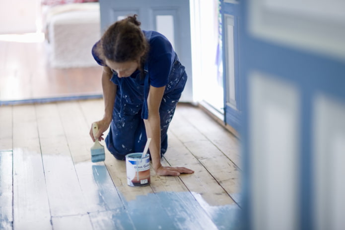 pintar un suelo de madera
