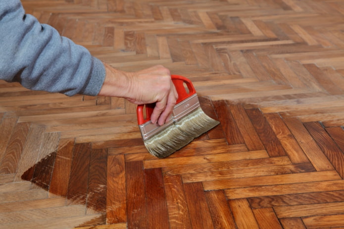 aplicación de barniz a un suelo de madera